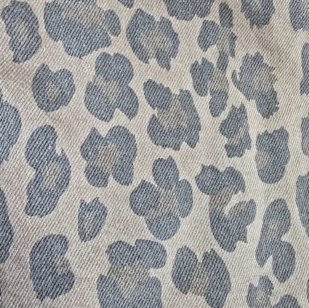BLANK NYC | 100% COTTON FADED LEOPARD LIGHTLY DISTRESSED DENIM MINI SKIRT - Picture 13 of 16